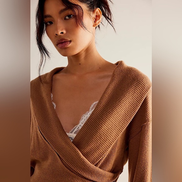 NEW Free People We The Free Hold Me
Close Pullover - Picture 4 of 12